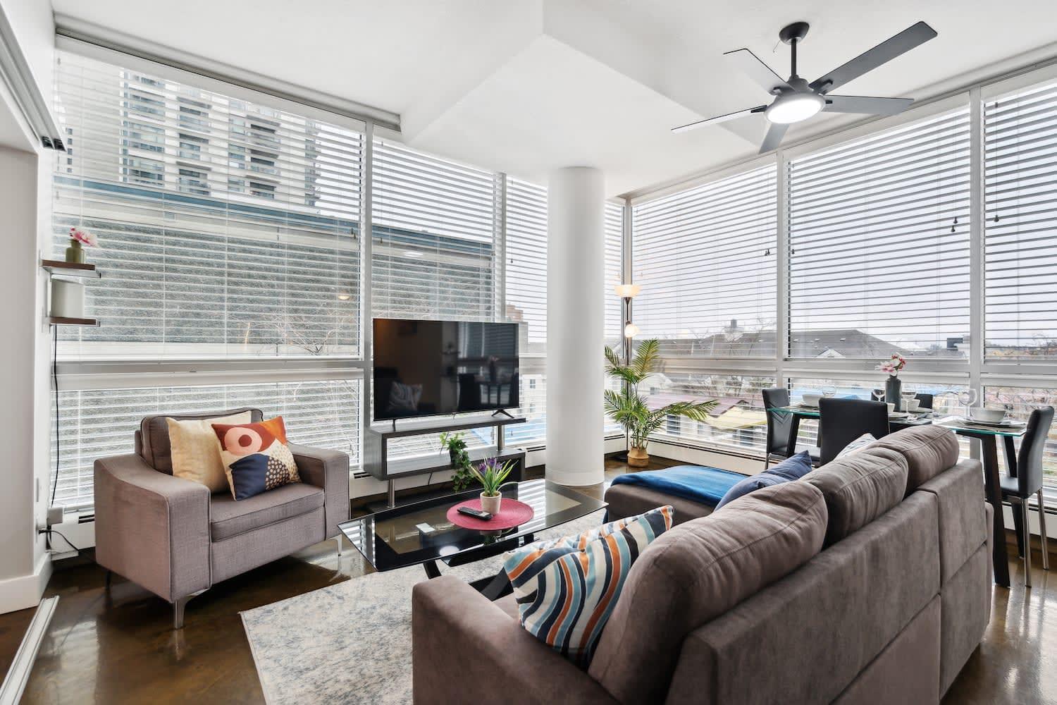 Upscale 2Br Condo - King Bed - Stunning Views YYC 외부 사진