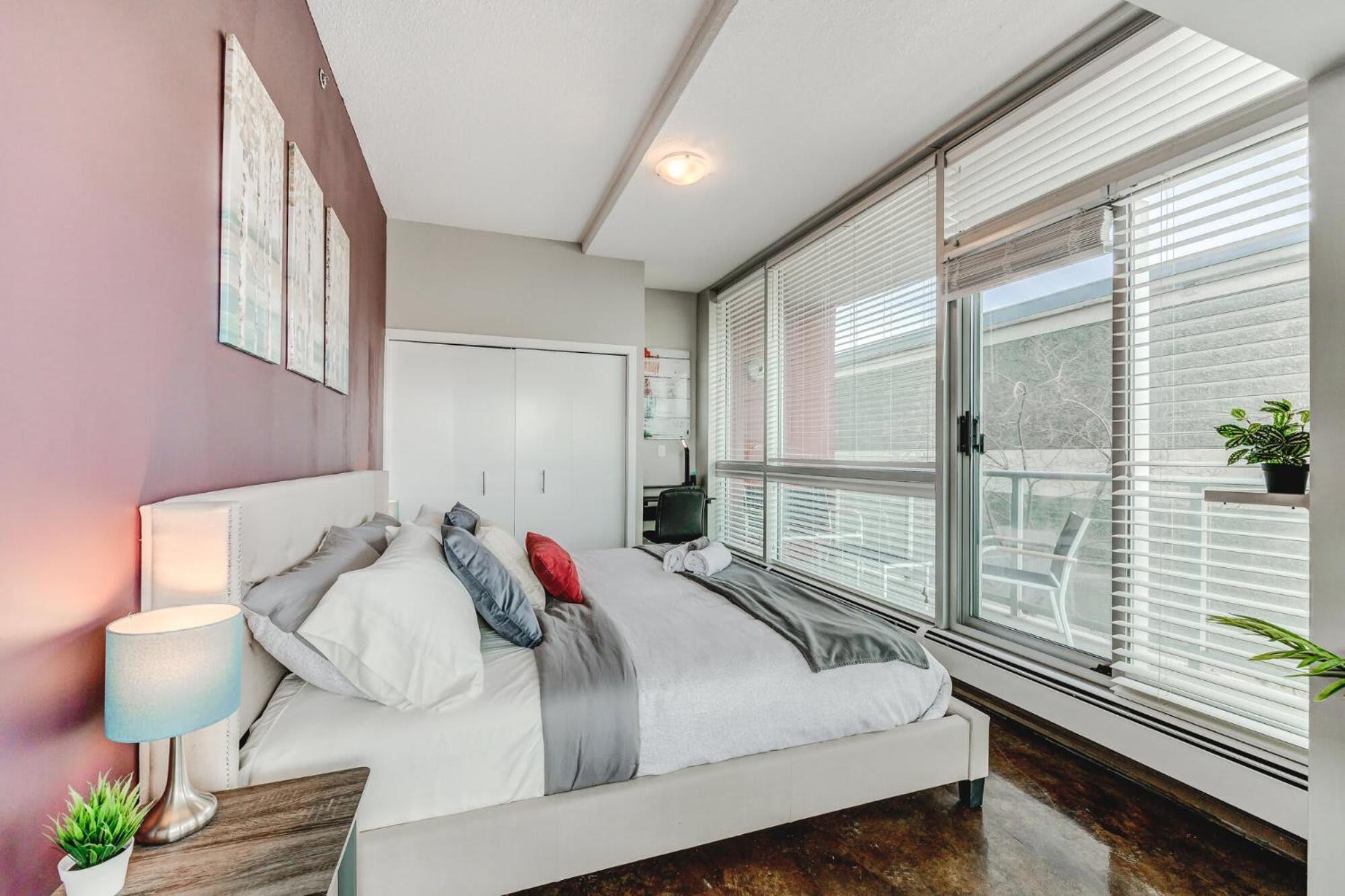 Upscale 2Br Condo - King Bed - Stunning Views YYC 외부 사진
