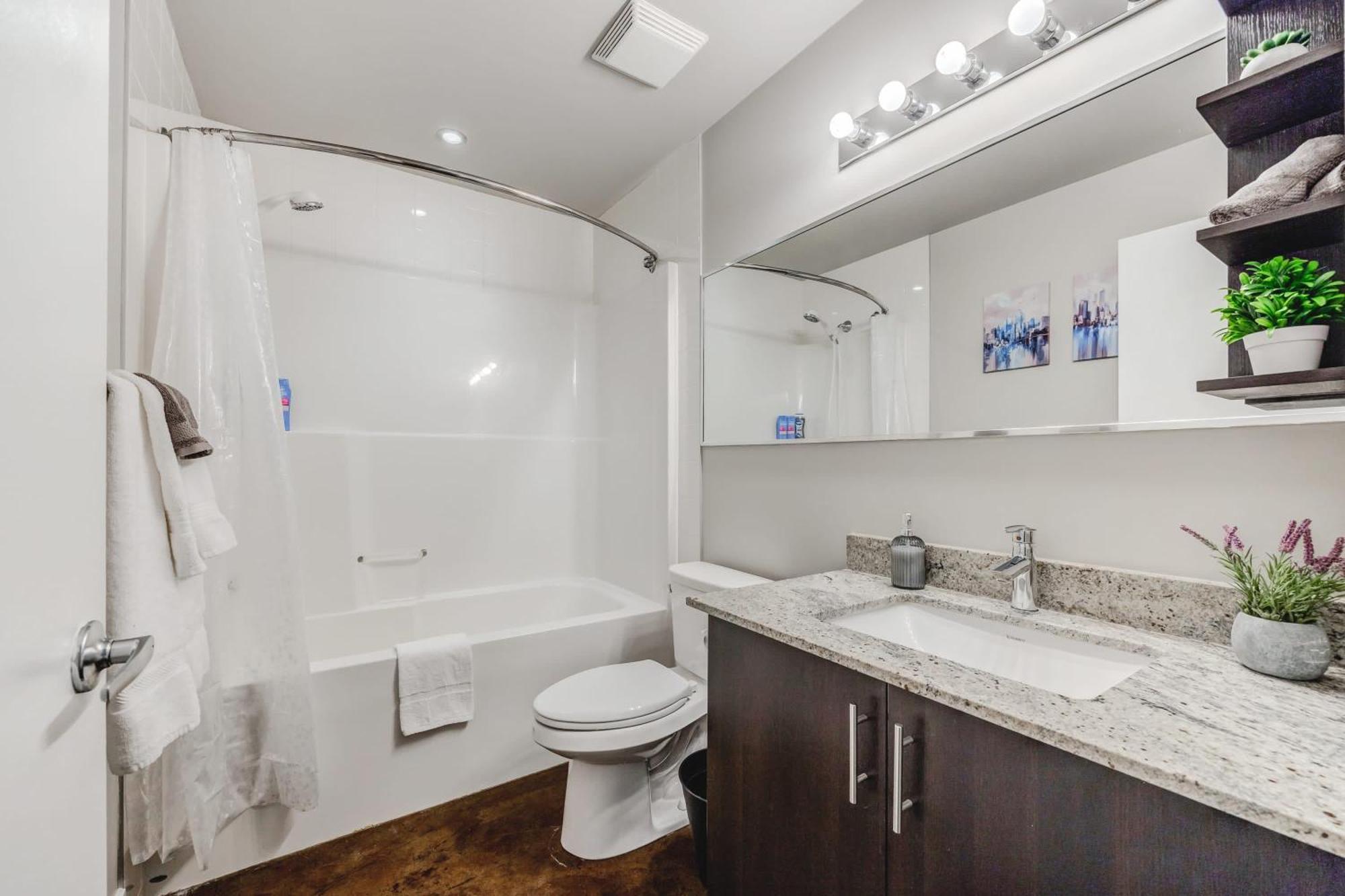 Upscale 2Br Condo - King Bed - Stunning Views YYC 외부 사진